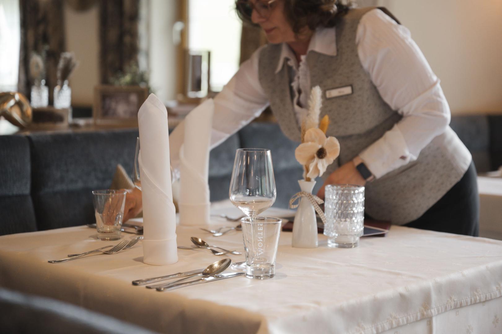 Chef de Rang - Kellner/In mit Inkasso - 5-Tage-Woche (m/w/d) job posting header image