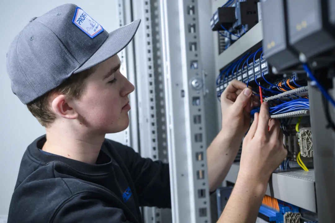 ELEKTROTECHNIKER für den Schaltschrankbau (m/w/d) job posting header image