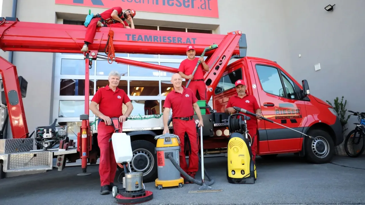 Sonderreiniger / Glasreiniger (m/w/d) job posting header image
