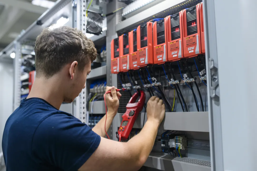 ELEKTROTECHNIKER / ELEKTRIKER (m/w/d) job posting header image