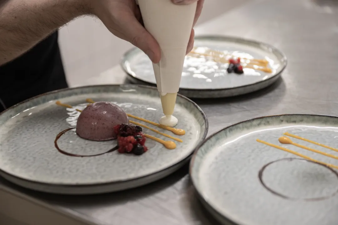 Süßes ist deine Leidenschaft? Gesucht: Kuchenbäcker:In - Patissier - Konditor:In (m/w/d) in Teilzeit  / Wochenende frei job posting header image