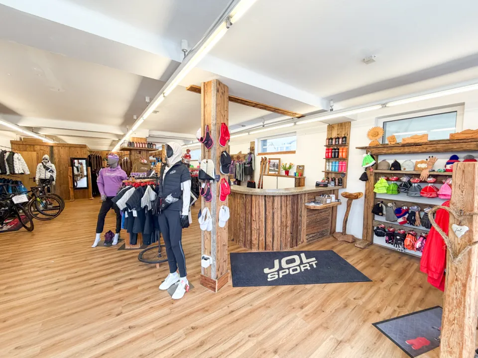 Shop-Assistent:in | Verkauf job posting header image
